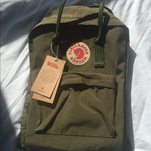 🌲🌱🌟 forrest green fjallraven kanken backpack